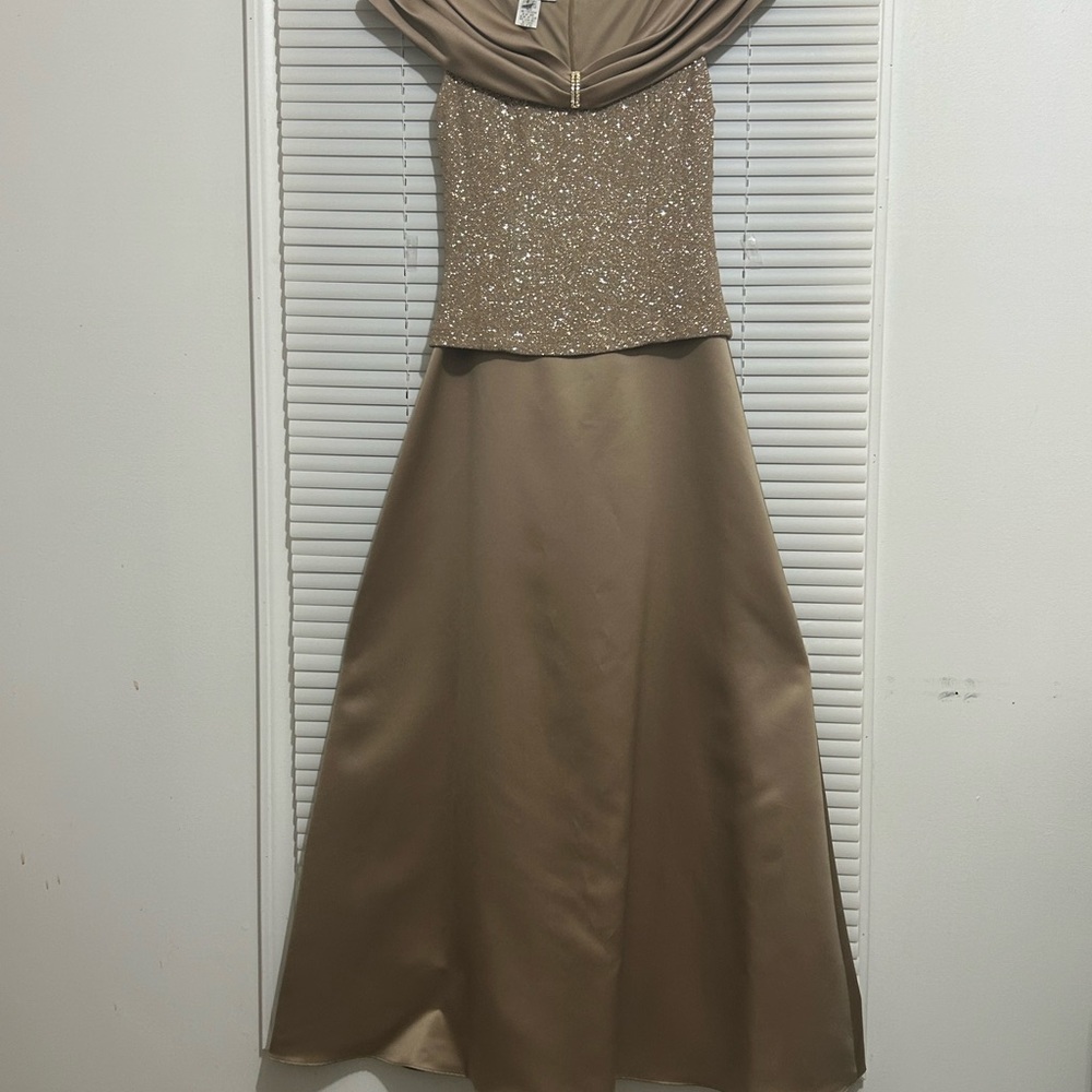 Patra Long Maxi Dress Women
Size 6 Gold Satin Skirt Glitter Top
Diamond Brooch
